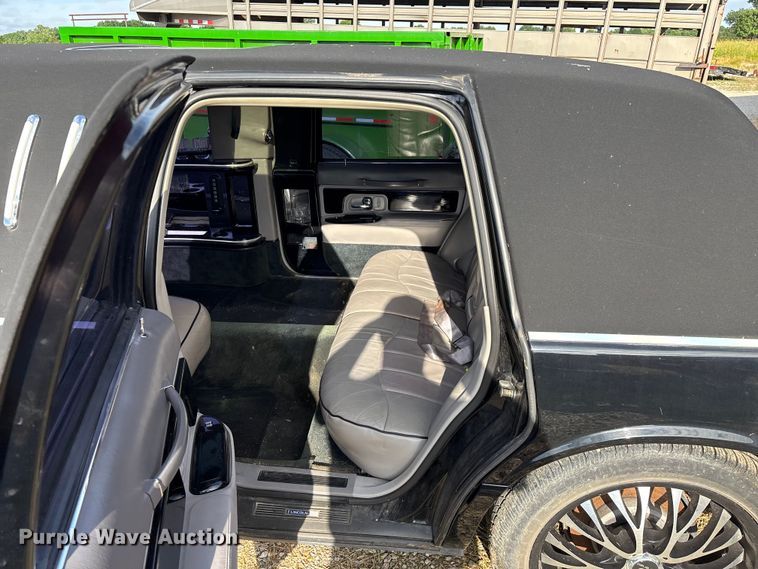 image for item FG0400 1997 Lincoln Town Car limousine