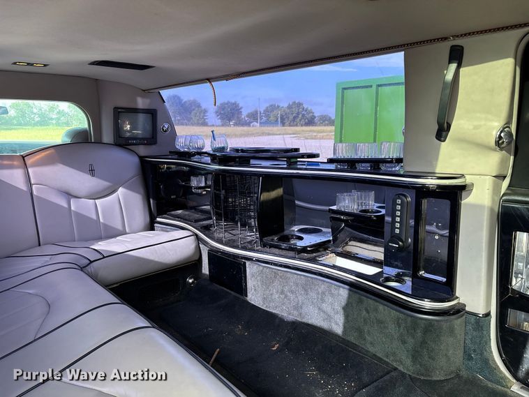 image for item FG0400 1997 Lincoln Town Car limousine