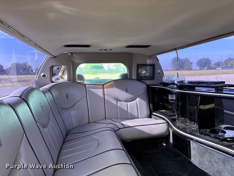 image for item FG0400 1997 Lincoln Town Car limousine
