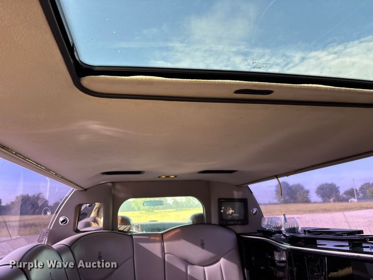 image for item FG0400 1997 Lincoln Town Car limousine