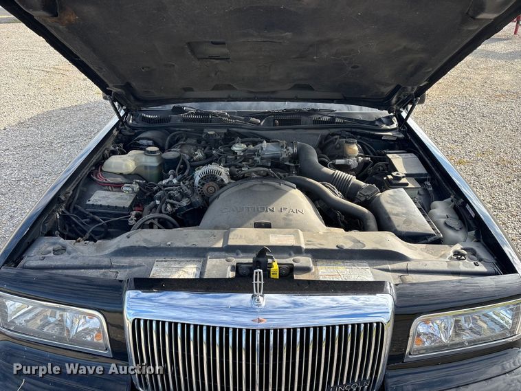 image for item FG0400 1997 Lincoln Town Car limousine