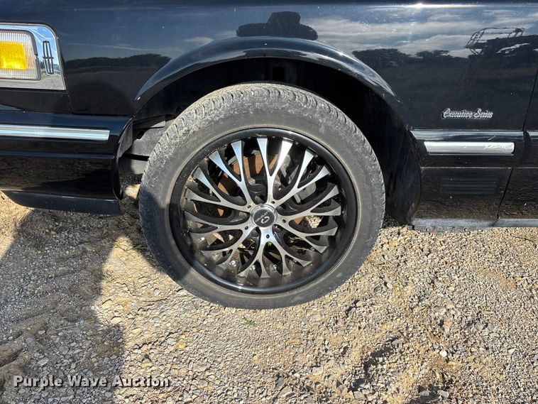 image for item FG0400 1997 Lincoln Town Car limousine