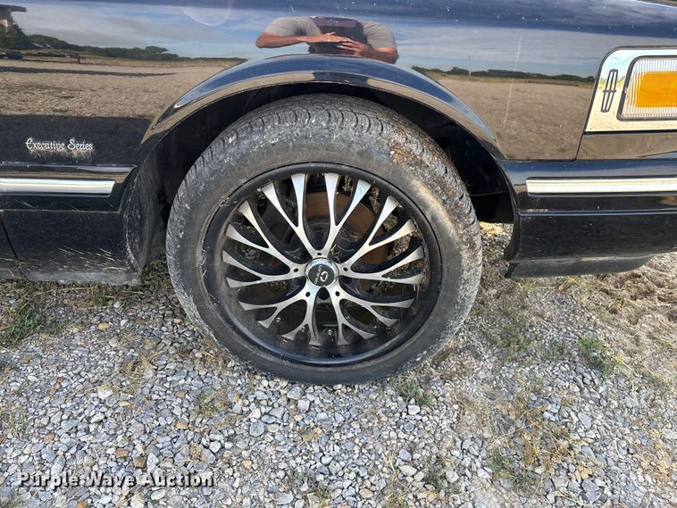 image for item FG0400 1997 Lincoln Town Car limousine