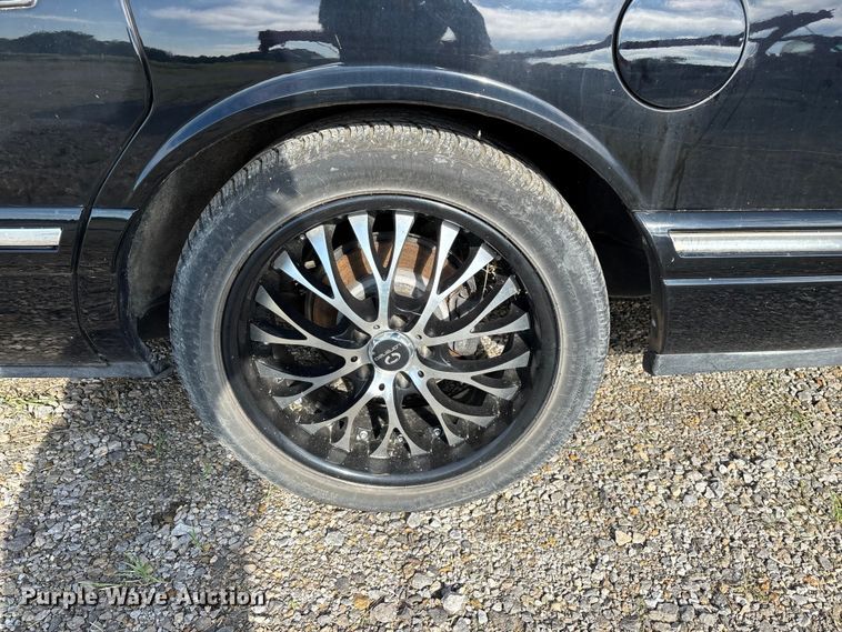 image for item FG0400 1997 Lincoln Town Car limousine