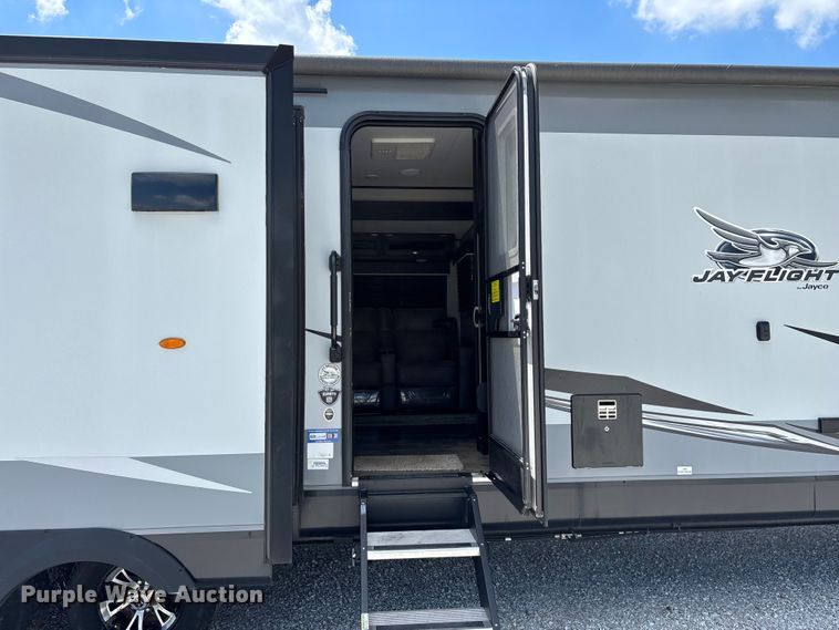 image for item FG0427 2021 Jayco JayFlight camper