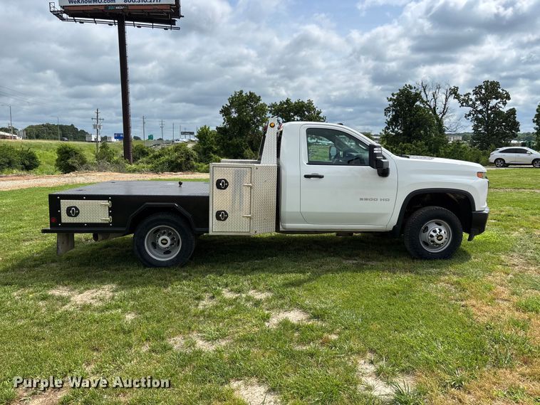 image for item FG0454 2020 Chevrolet Silverado 3500HD flatbed pickup truck