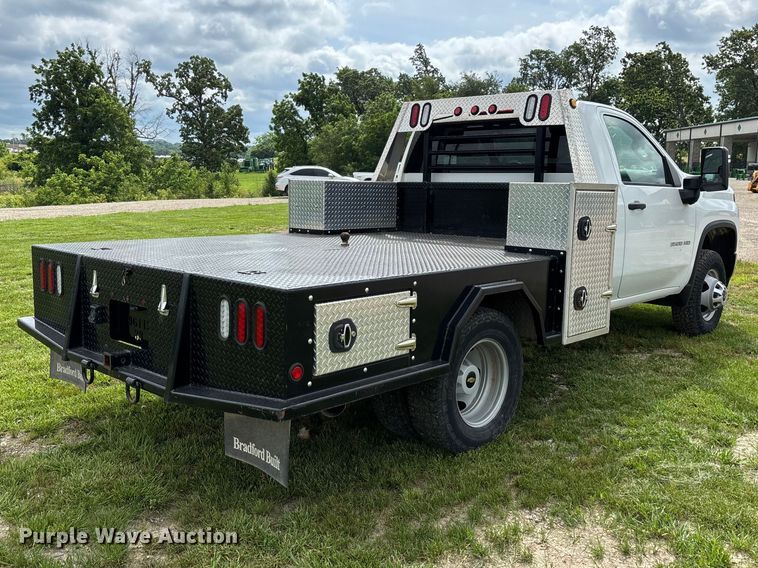 image for item FG0454 2020 Chevrolet Silverado 3500HD flatbed pickup truck