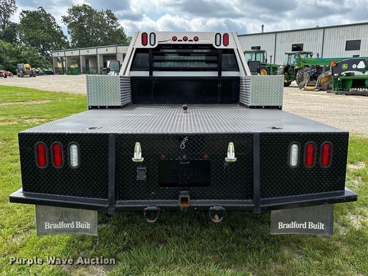 image for item FG0454 2020 Chevrolet Silverado 3500HD flatbed pickup truck