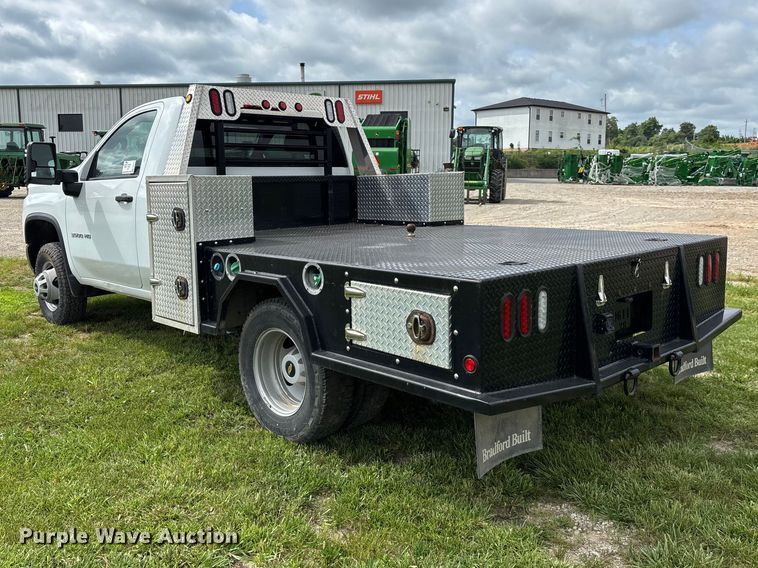 image for item FG0454 2020 Chevrolet Silverado 3500HD flatbed pickup truck