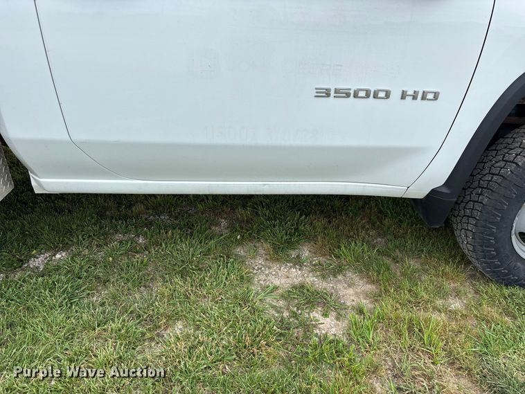 image for item FG0454 2020 Chevrolet Silverado 3500HD flatbed pickup truck