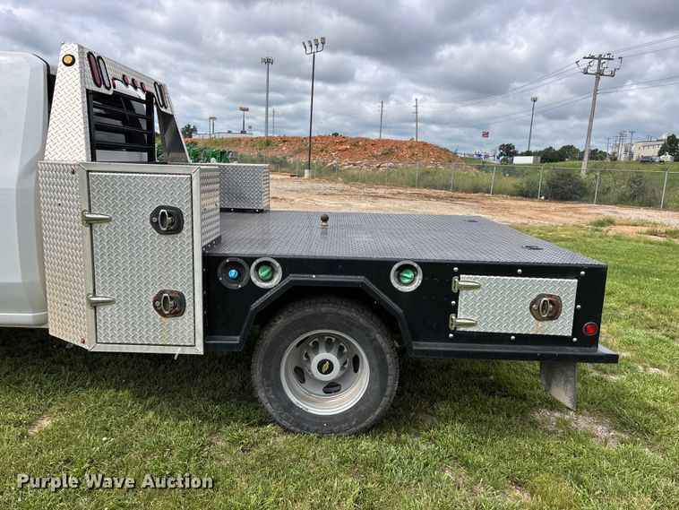 image for item FG0454 2020 Chevrolet Silverado 3500HD flatbed pickup truck