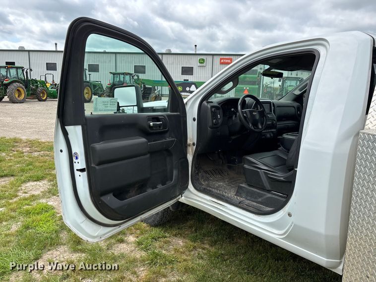 image for item FG0454 2020 Chevrolet Silverado 3500HD flatbed pickup truck