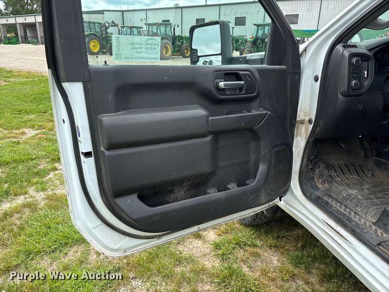 image for item FG0454 2020 Chevrolet Silverado 3500HD flatbed pickup truck