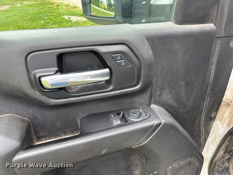 image for item FG0454 2020 Chevrolet Silverado 3500HD flatbed pickup truck