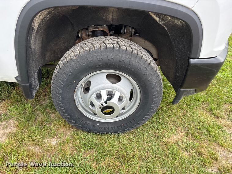 image for item FG0454 2020 Chevrolet Silverado 3500HD flatbed pickup truck