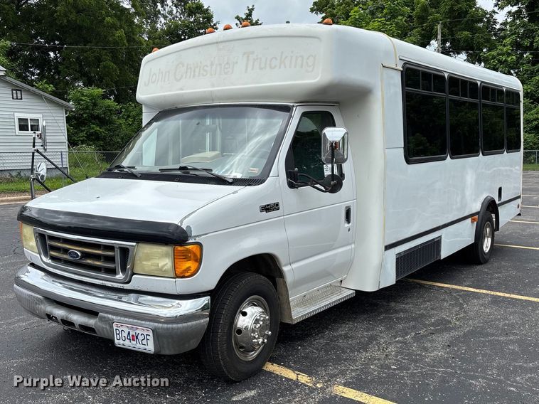 2005 Ford E450 Super Duty  shuttle bus