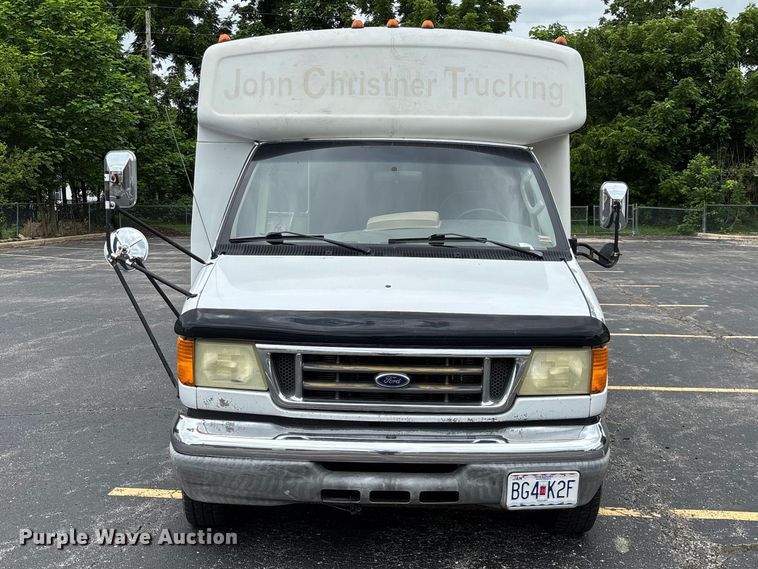 image for item FG0455 2005 Ford E450 Super Duty  shuttle bus