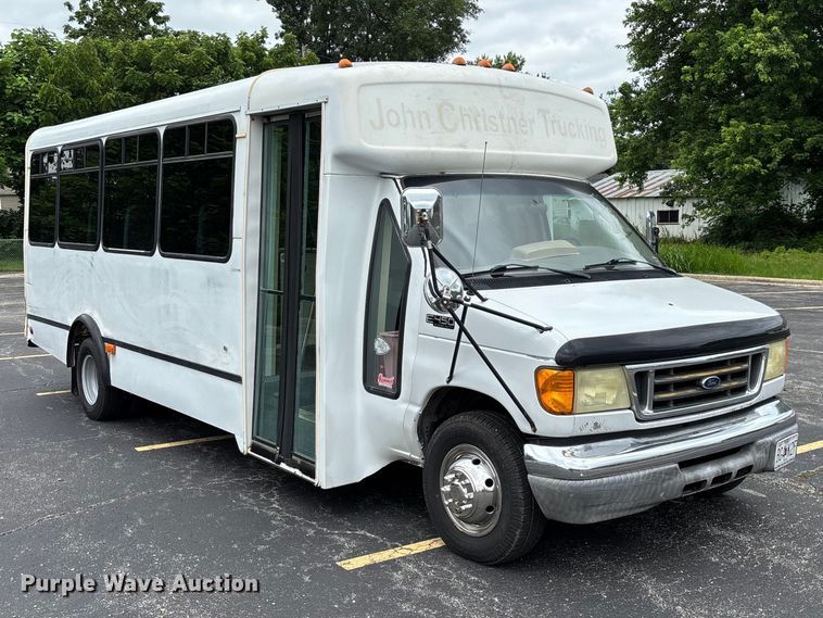 image for item FG0455 2005 Ford E450 Super Duty  shuttle bus