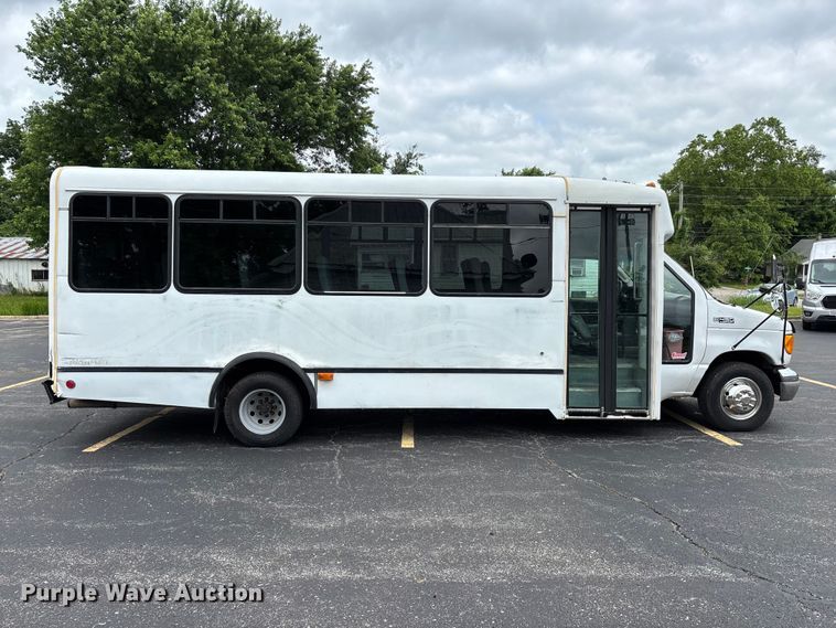 image for item FG0455 2005 Ford E450 Super Duty  shuttle bus