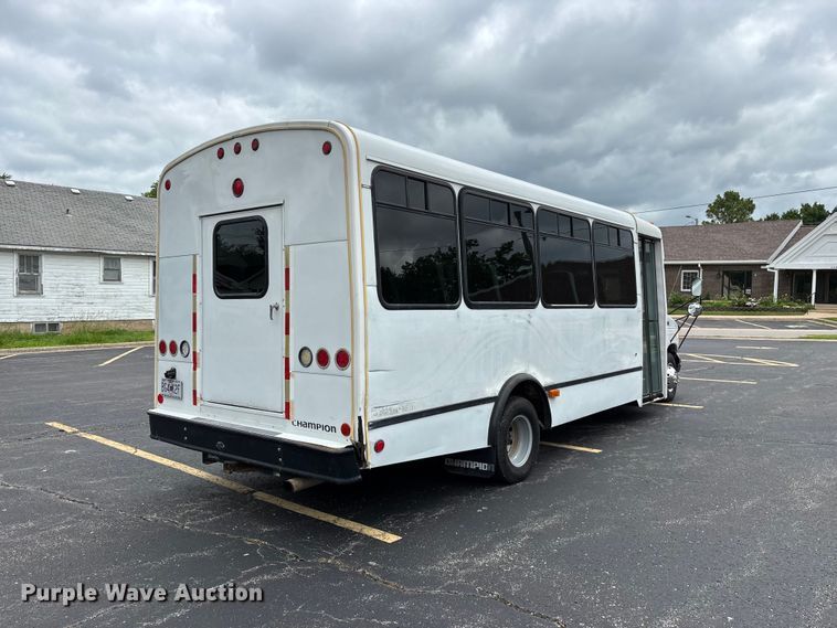 image for item FG0455 2005 Ford E450 Super Duty  shuttle bus
