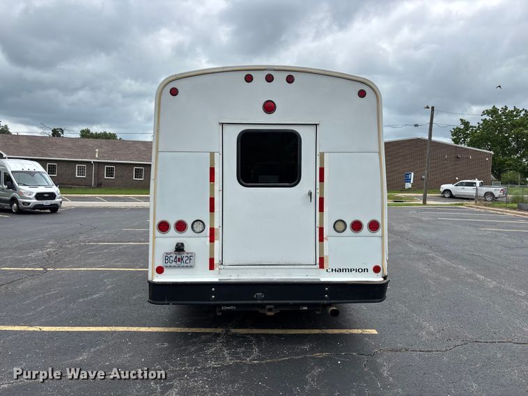 image for item FG0455 2005 Ford E450 Super Duty  shuttle bus