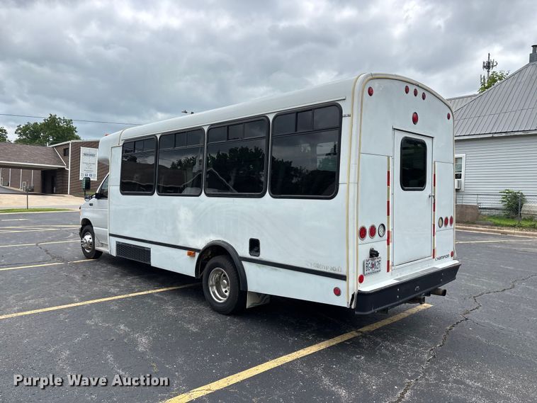 image for item FG0455 2005 Ford E450 Super Duty  shuttle bus