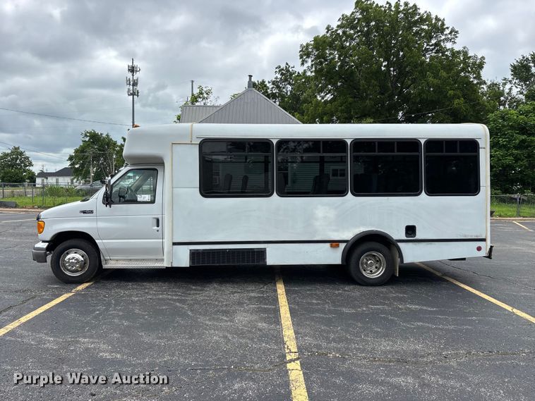 image for item FG0455 2005 Ford E450 Super Duty  shuttle bus
