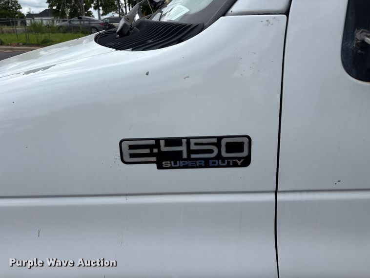 image for item FG0455 2005 Ford E450 Super Duty  shuttle bus