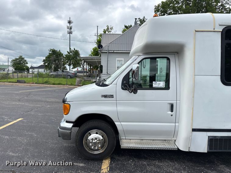 image for item FG0455 2005 Ford E450 Super Duty  shuttle bus