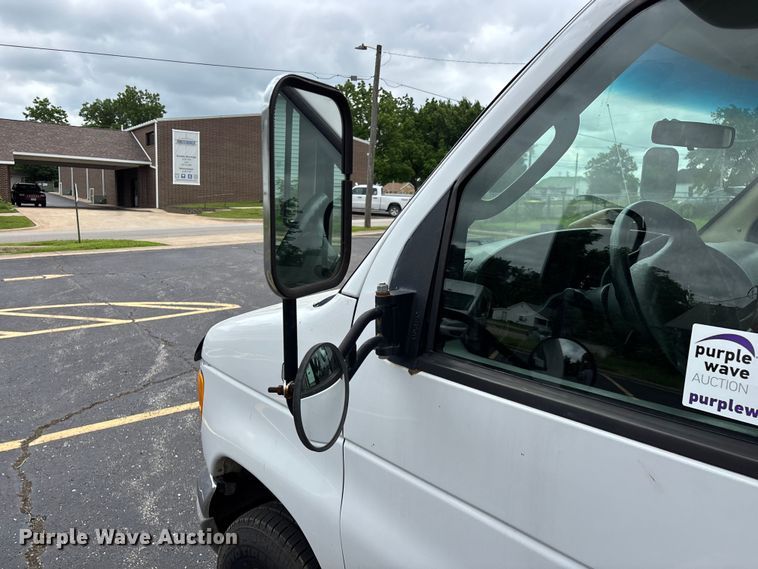 image for item FG0455 2005 Ford E450 Super Duty  shuttle bus