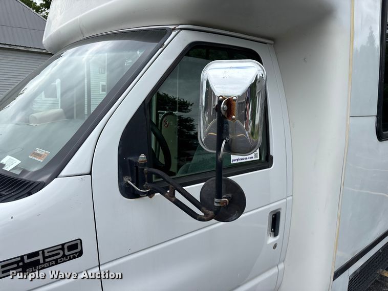 image for item FG0455 2005 Ford E450 Super Duty  shuttle bus
