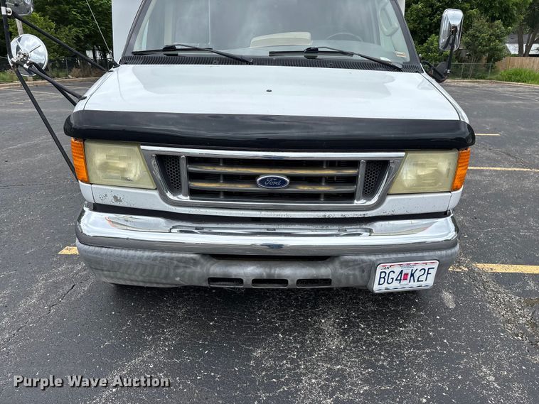 image for item FG0455 2005 Ford E450 Super Duty  shuttle bus