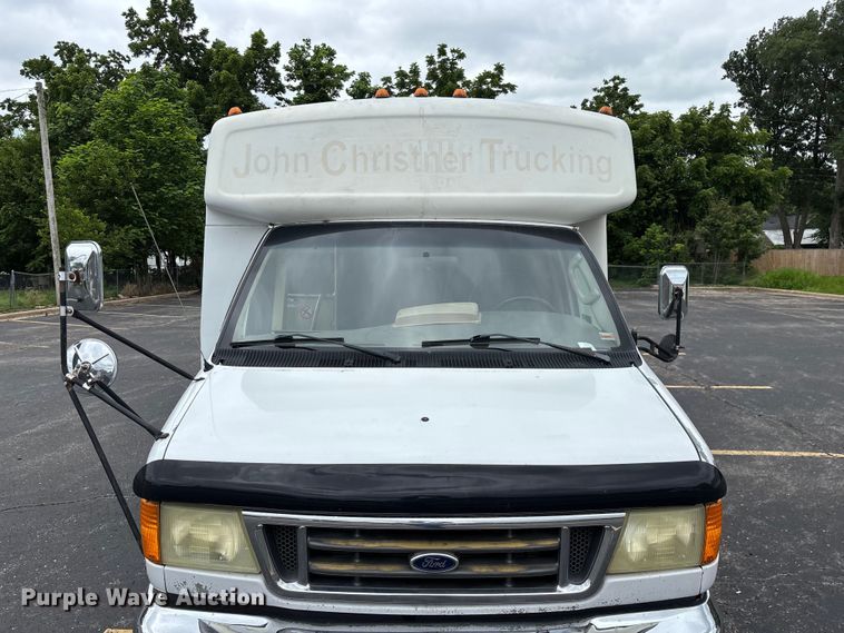 image for item FG0455 2005 Ford E450 Super Duty  shuttle bus
