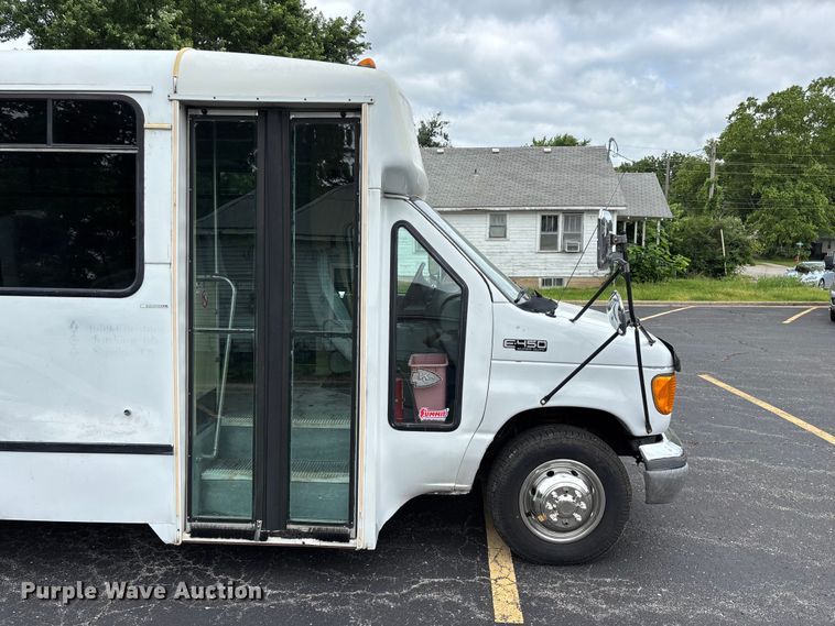 image for item FG0455 2005 Ford E450 Super Duty  shuttle bus