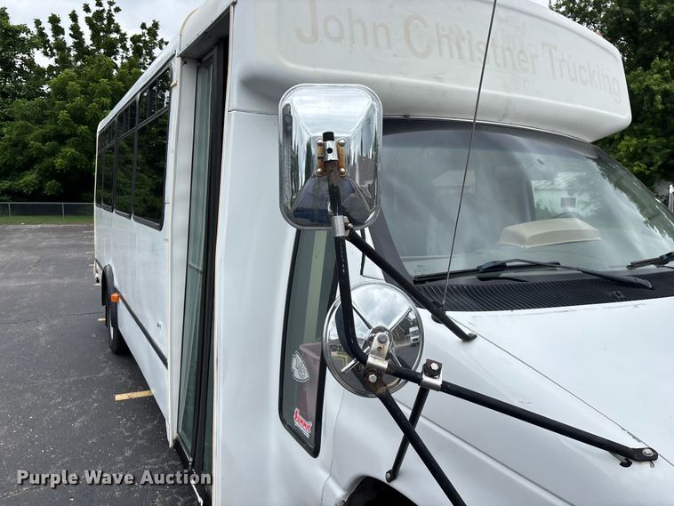 image for item FG0455 2005 Ford E450 Super Duty  shuttle bus