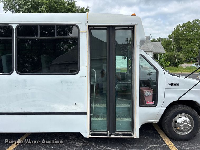image for item FG0455 2005 Ford E450 Super Duty  shuttle bus