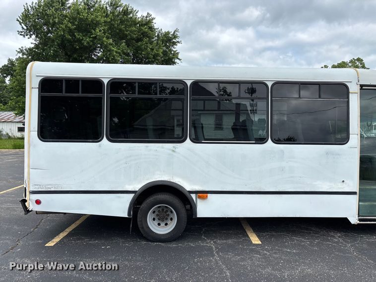 image for item FG0455 2005 Ford E450 Super Duty  shuttle bus
