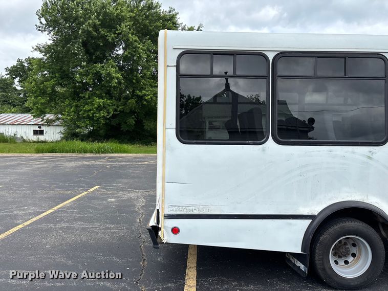 image for item FG0455 2005 Ford E450 Super Duty  shuttle bus