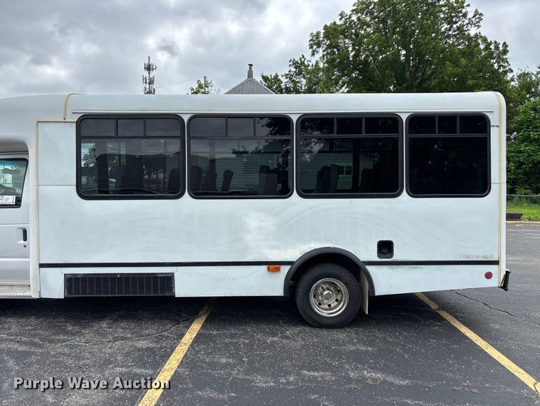 image for item FG0455 2005 Ford E450 Super Duty  shuttle bus