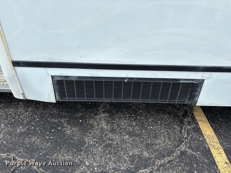 image for item FG0455 2005 Ford E450 Super Duty  shuttle bus