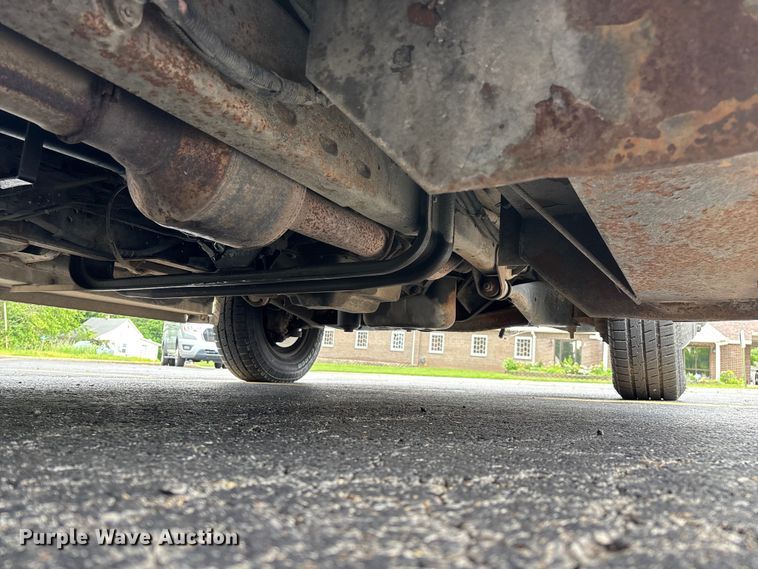 image for item FG0455 2005 Ford E450 Super Duty  shuttle bus