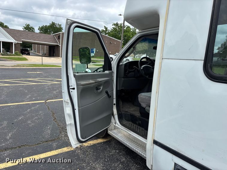 image for item FG0455 2005 Ford E450 Super Duty  shuttle bus
