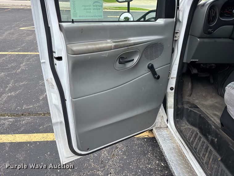 image for item FG0455 2005 Ford E450 Super Duty  shuttle bus