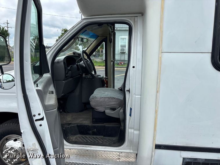 image for item FG0455 2005 Ford E450 Super Duty  shuttle bus