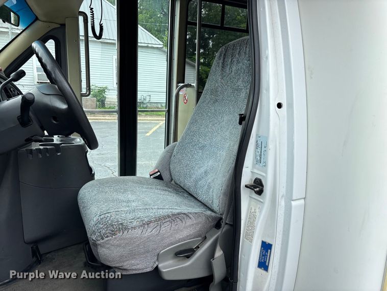 image for item FG0455 2005 Ford E450 Super Duty  shuttle bus