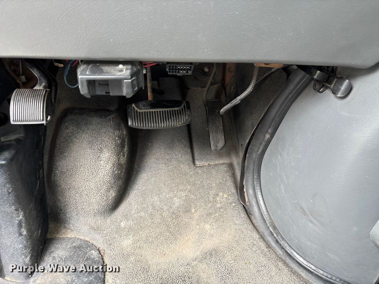 image for item FG0455 2005 Ford E450 Super Duty  shuttle bus