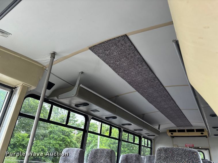 image for item FG0455 2005 Ford E450 Super Duty  shuttle bus