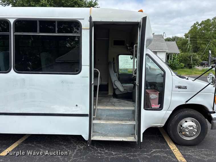 image for item FG0455 2005 Ford E450 Super Duty  shuttle bus