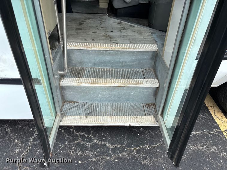 image for item FG0455 2005 Ford E450 Super Duty  shuttle bus