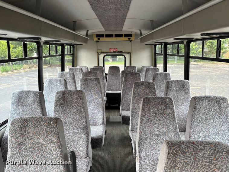 image for item FG0455 2005 Ford E450 Super Duty  shuttle bus